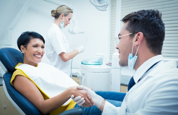 The Differences Between a General Dentist and a Cosmetic Dentist